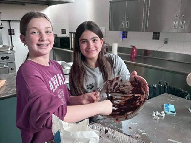 teens-baking-chocolate-cake